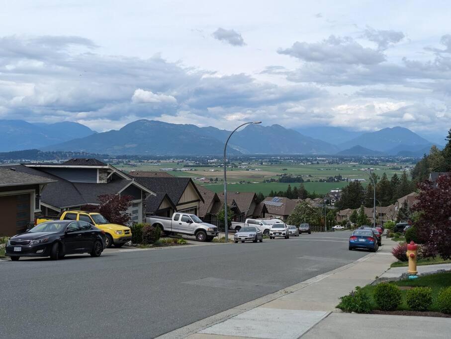 Mountain Retreat with Views, Hot Tub, Games & AC
