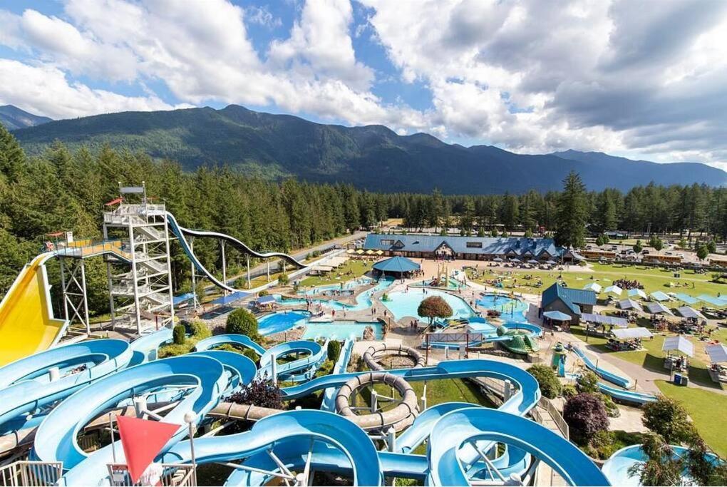 Mountain Retreat with Views, Hot Tub, Games & AC