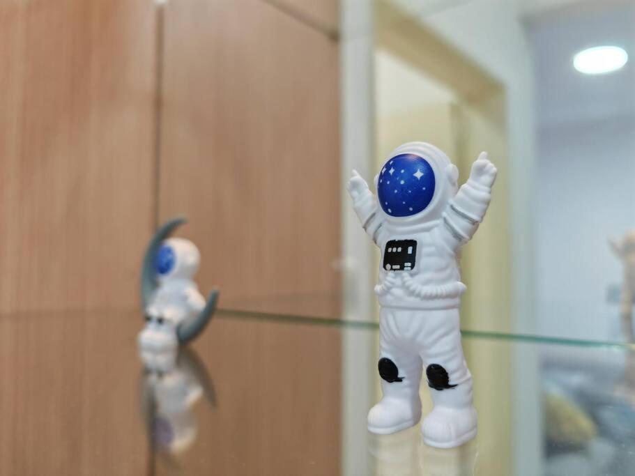 Space Themed KLCC View Condominium @ 6-8 PAX