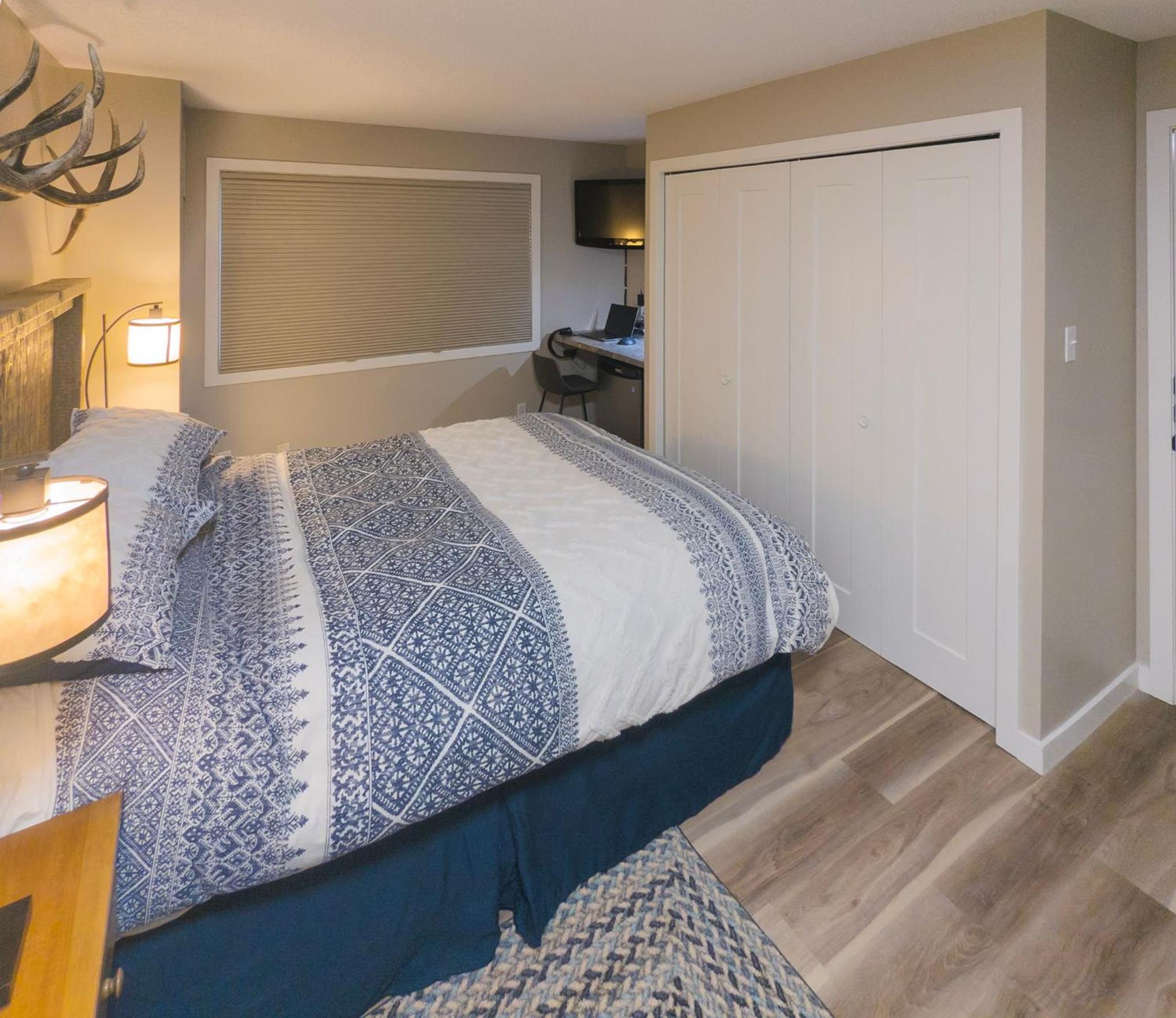 2 Bedroom and Wall Bed Mountain Getaway Ski In Ski Out Condo with Hot Pools Sleeps 8 - Image 4