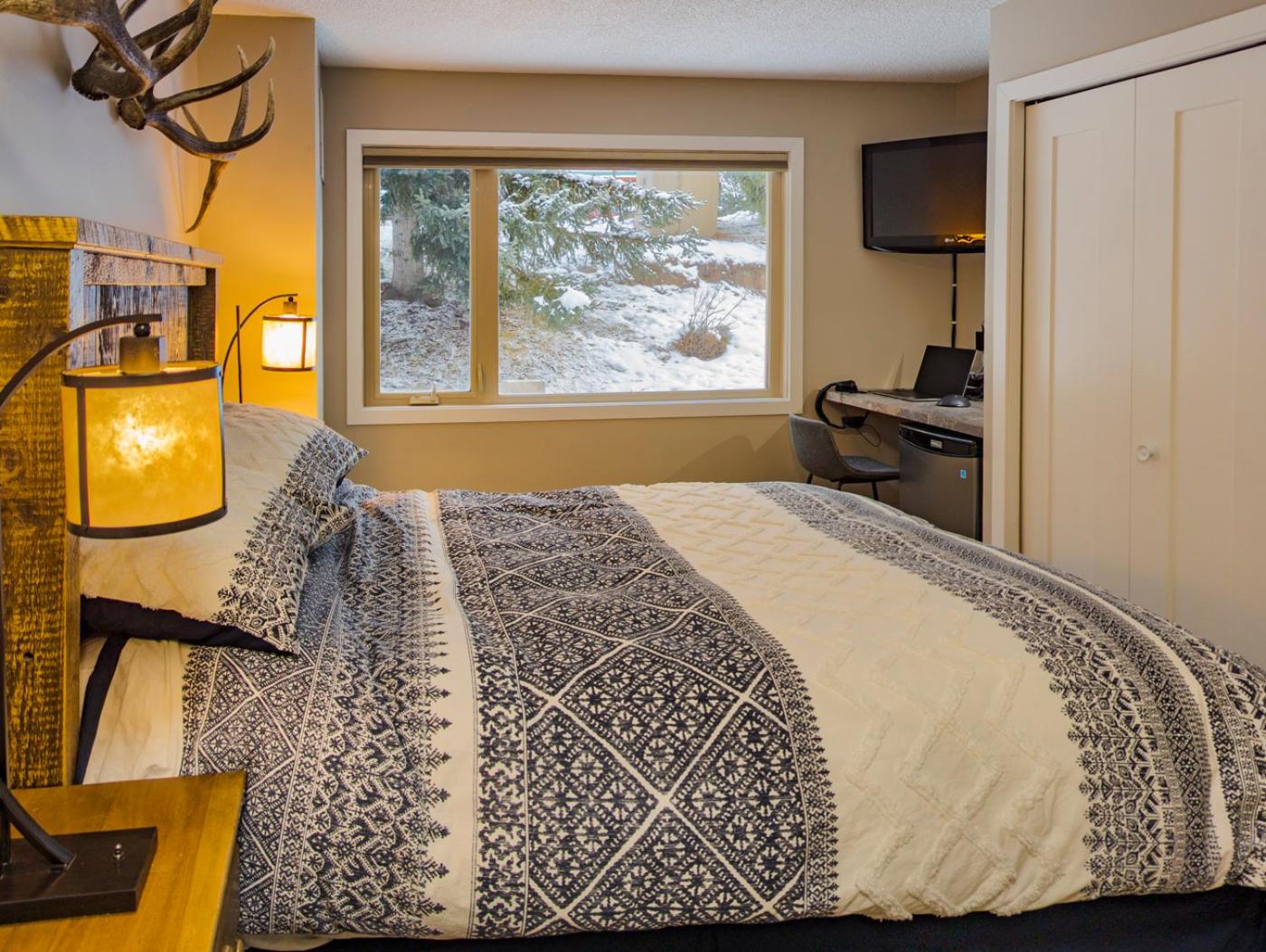 2 Bedroom and Wall Bed Mountain Getaway Ski In Ski Out Condo with Hot Pools Sleeps 8 - Image 3