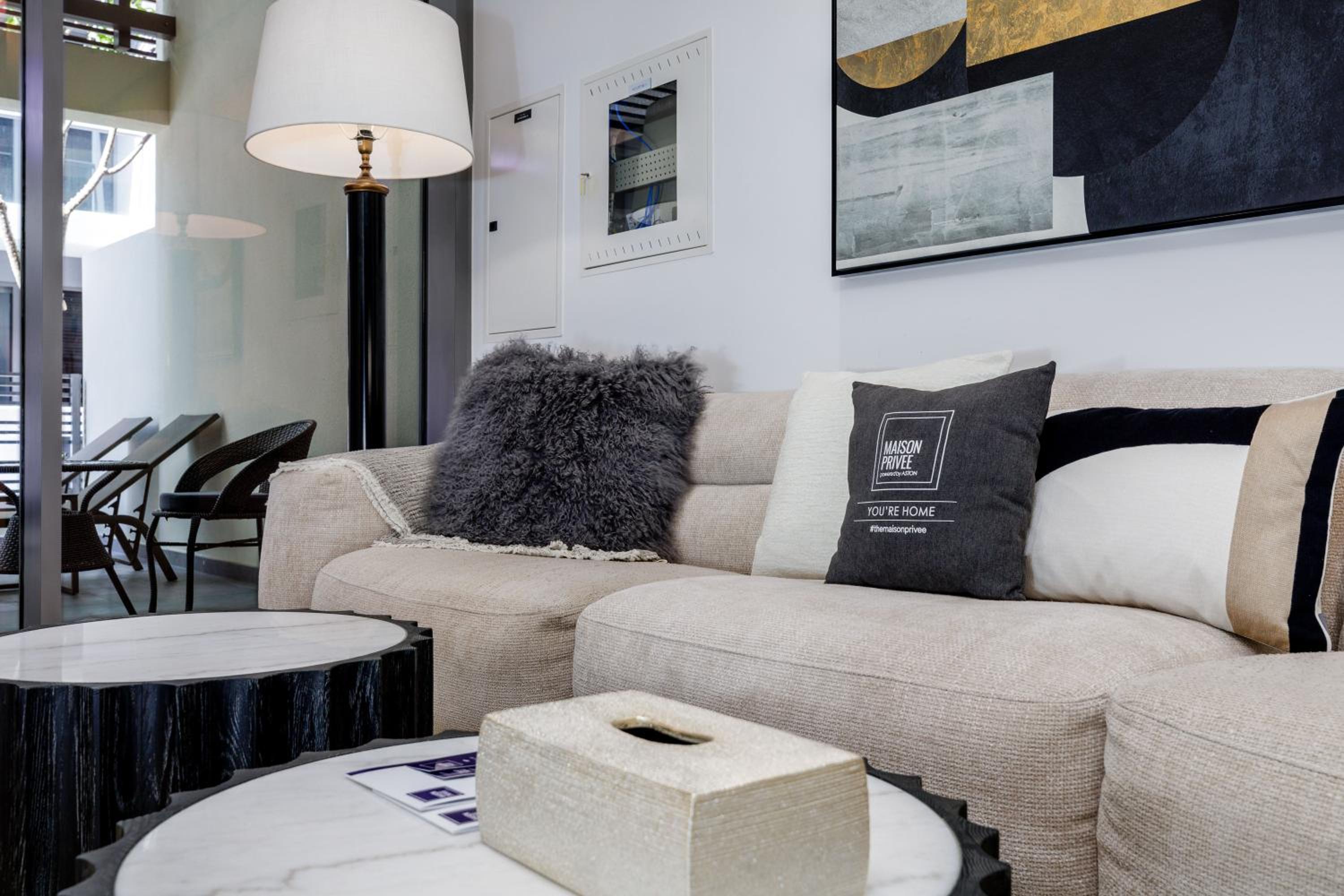 Maison Privee - Exquisite Duplex with Private Patio & Loft Living