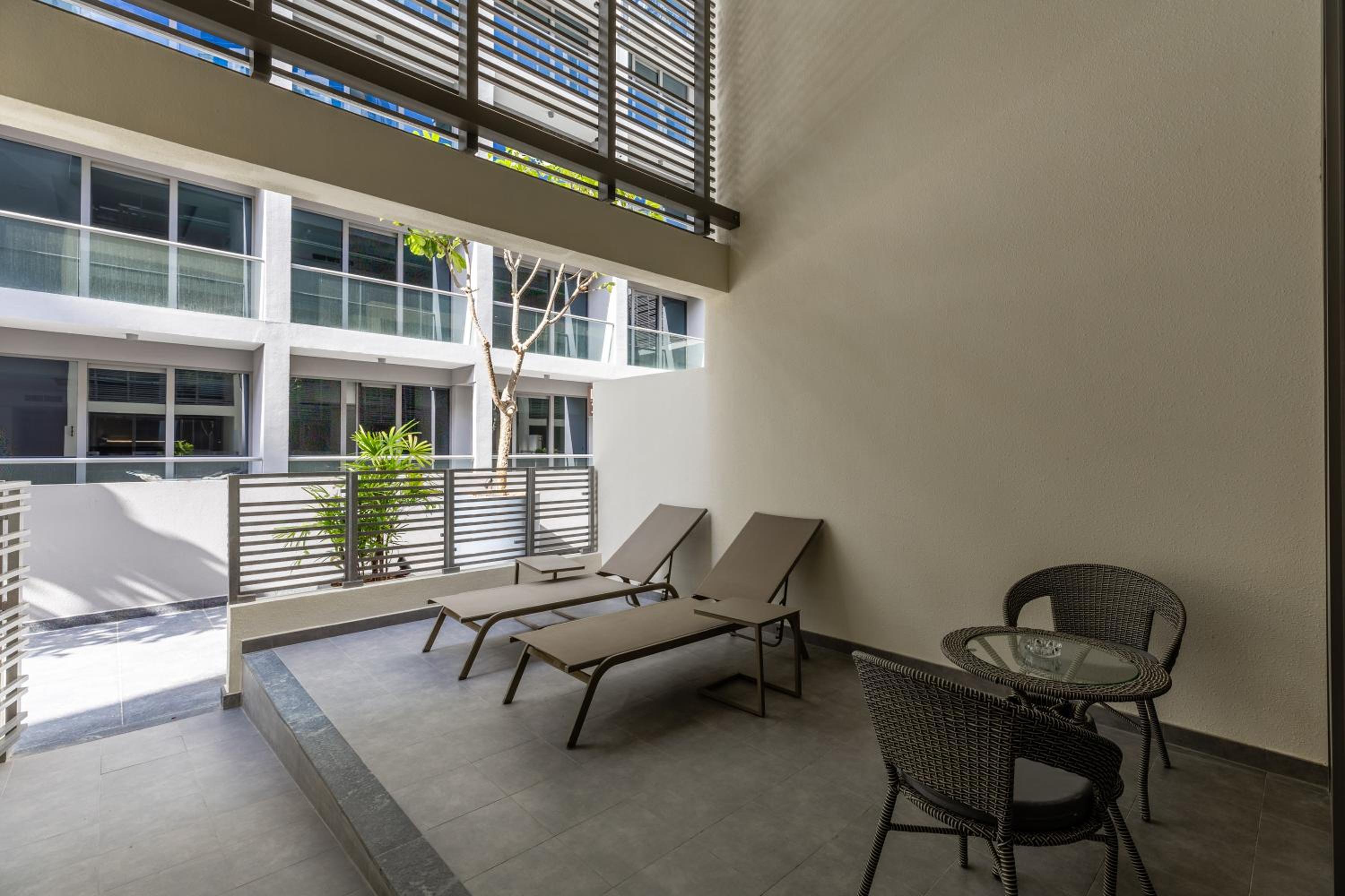 Maison Privee - Exquisite Duplex with Private Patio & Loft Living