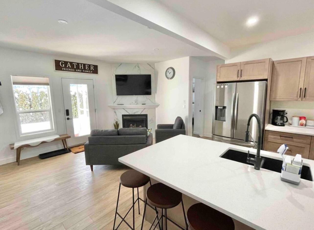 Relaxing 3 bedroom suite, near Silver Star Resort