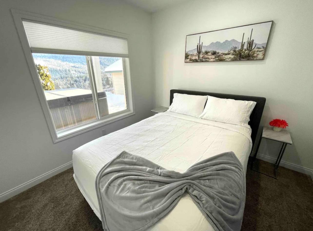 Relaxing 3 bedroom suite, near Silver Star Resort