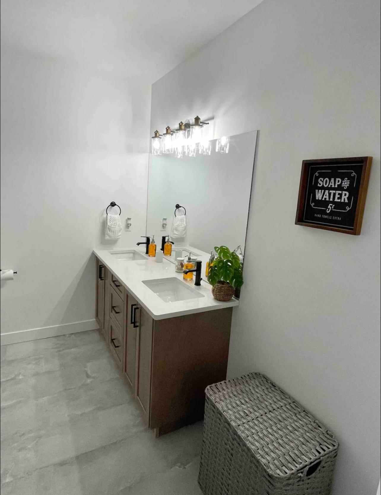 Relaxing 3 bedroom suite, near Silver Star Resort