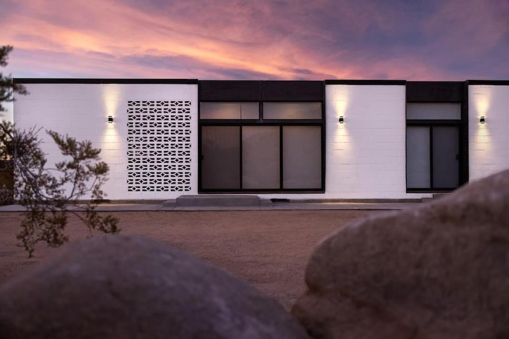 Hotel Neutra Home Joshua Tree Luxury Retreat Pool and Spa - Image 1
