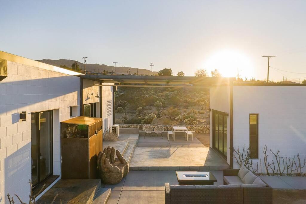 Neutra Home Joshua Tree Luxury Retreat Pool and Spa
