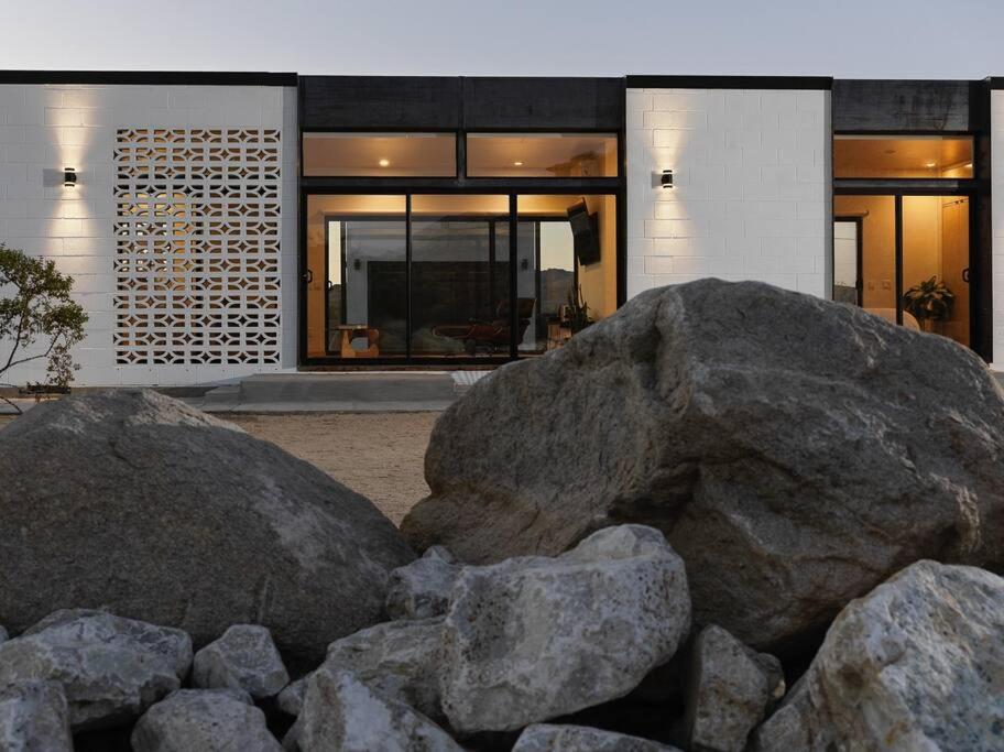 Neutra Home Joshua Tree Luxury Retreat Pool and Spa