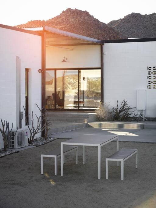 Neutra Home Joshua Tree Luxury Retreat Pool and Spa
