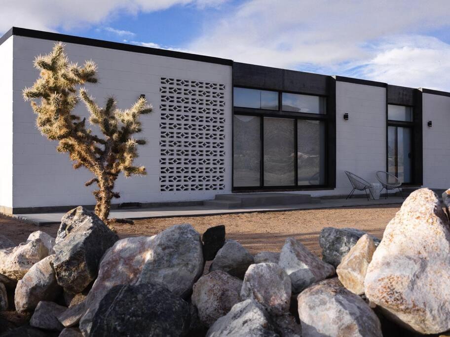 Neutra Home Joshua Tree Luxury Retreat Pool and Spa