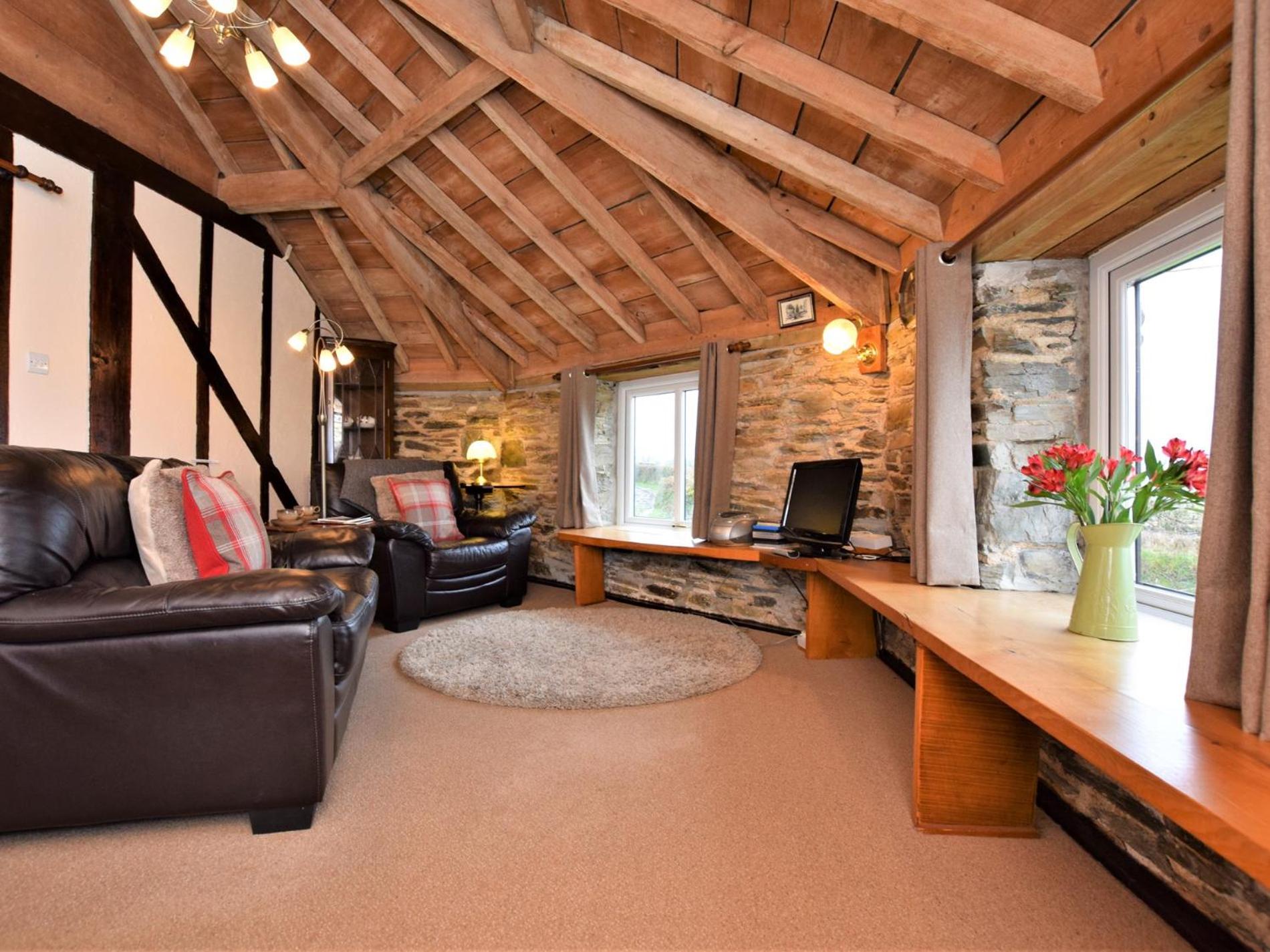 1 Bed in Tavistock oc-round view 2