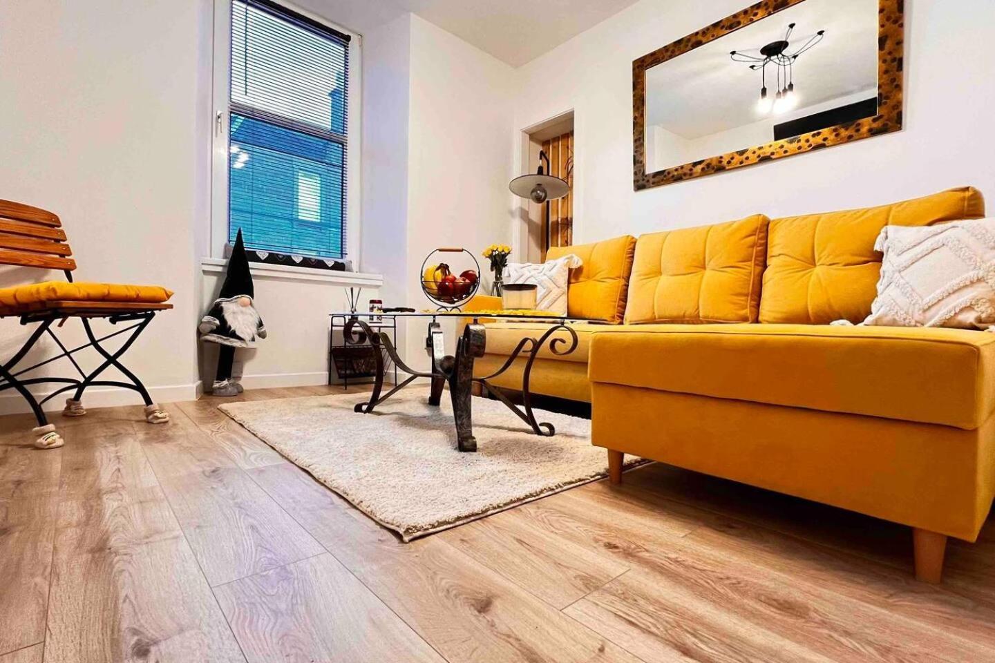 1-Bed Apartment Sleeps 2 -Free Parking -WiFi & Tv view 5