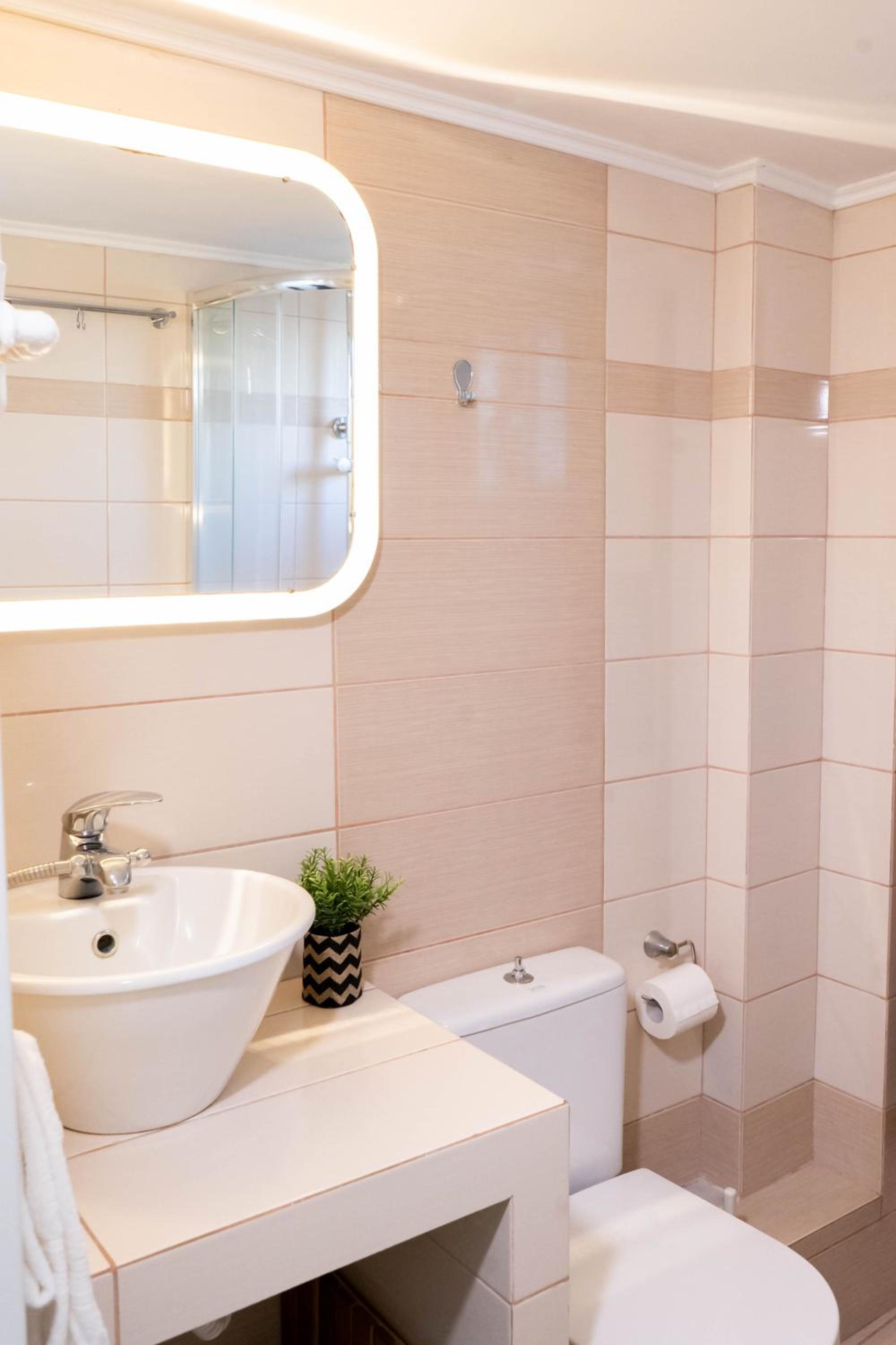 Acropolis View Apt, 8 min walk