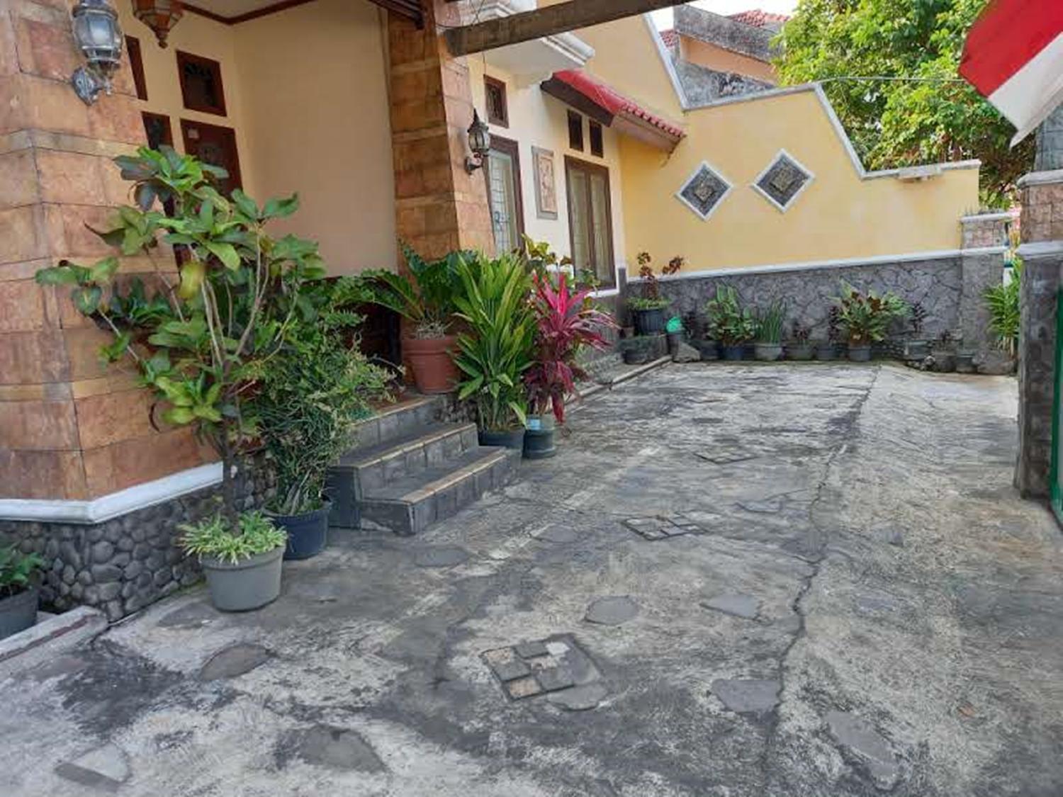 Kateza Homestay by Yurooms-ID view 5