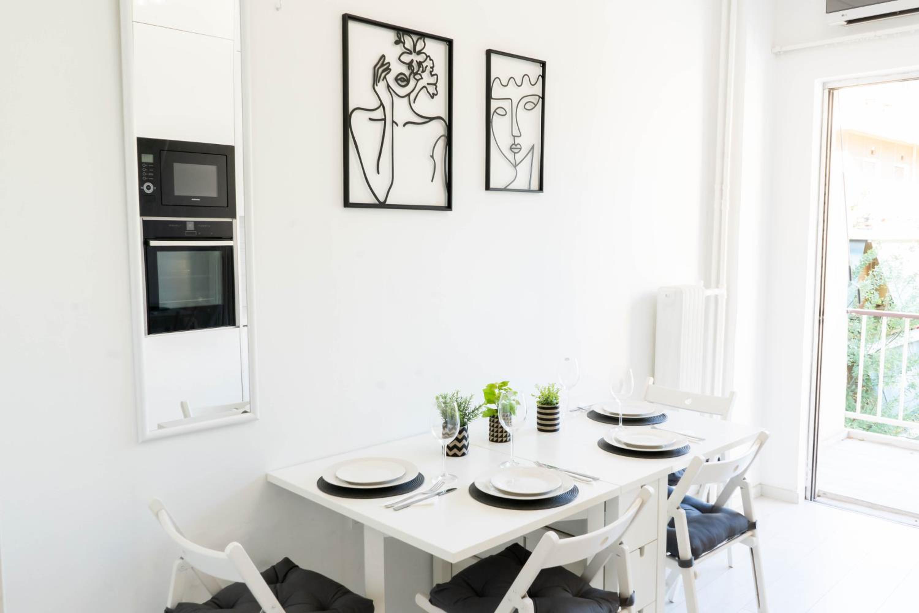 Acropolis View Apt, 8 min walk