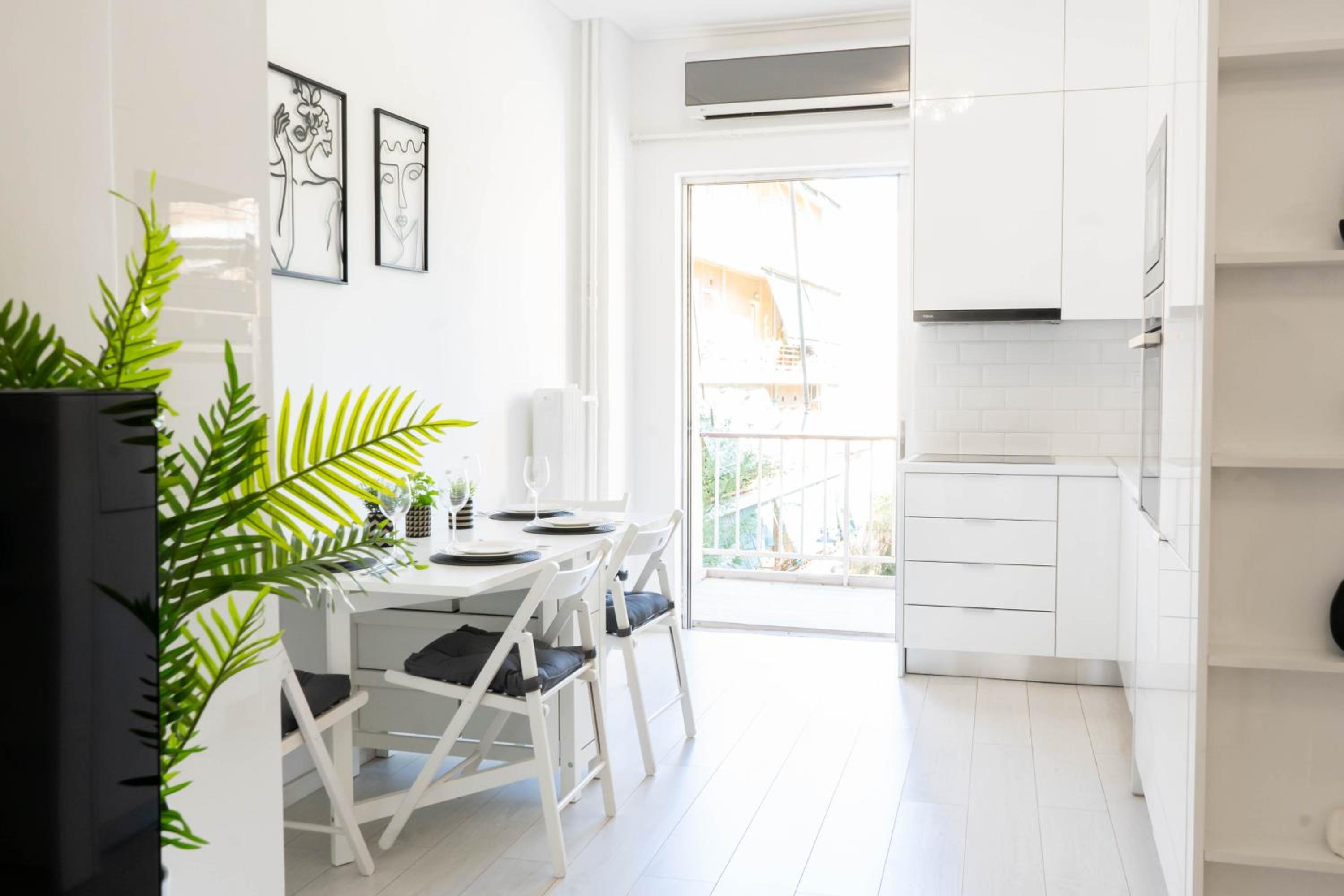 Acropolis View Apt, 8 min walk