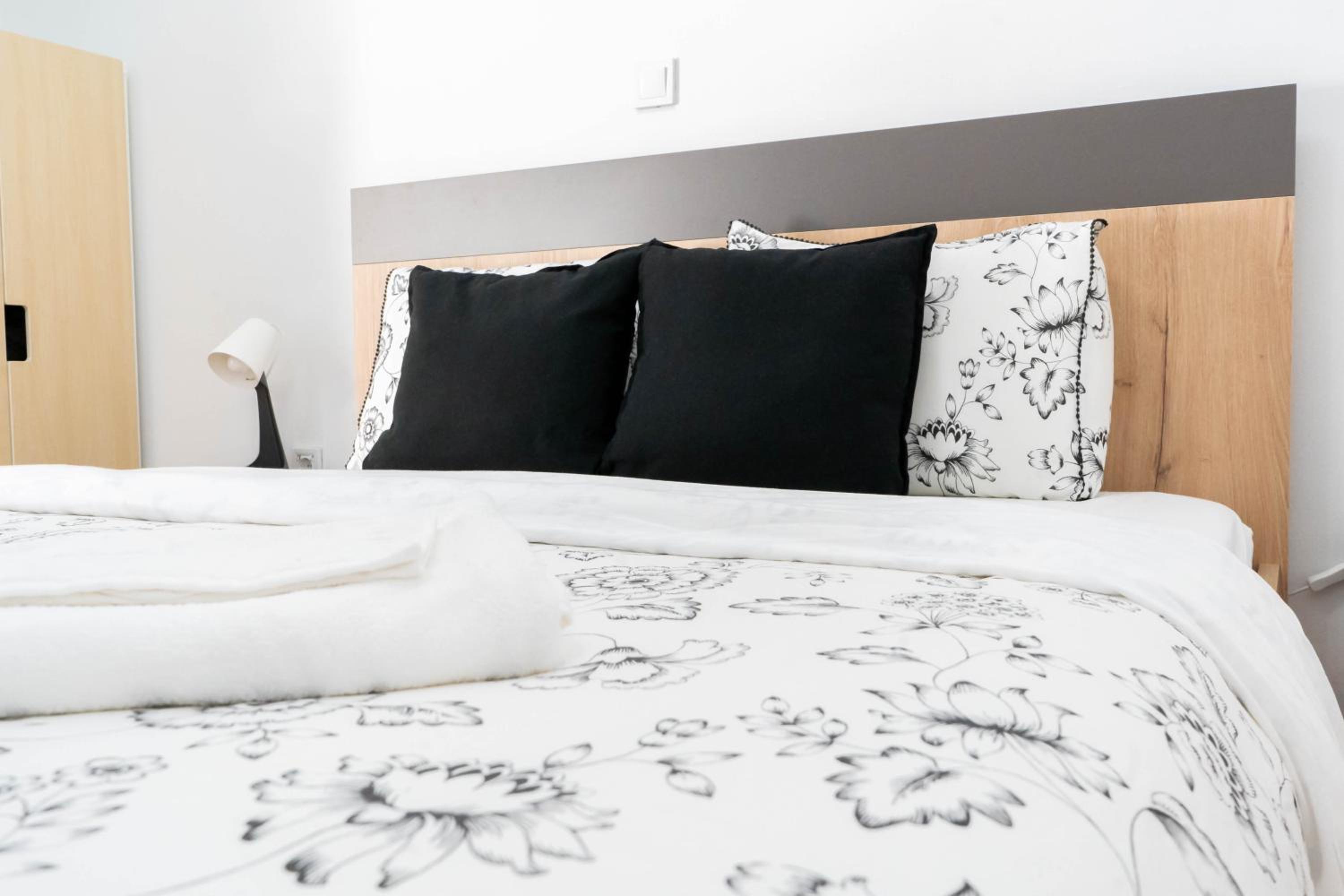 Acropolis View Apt, 8 min walk