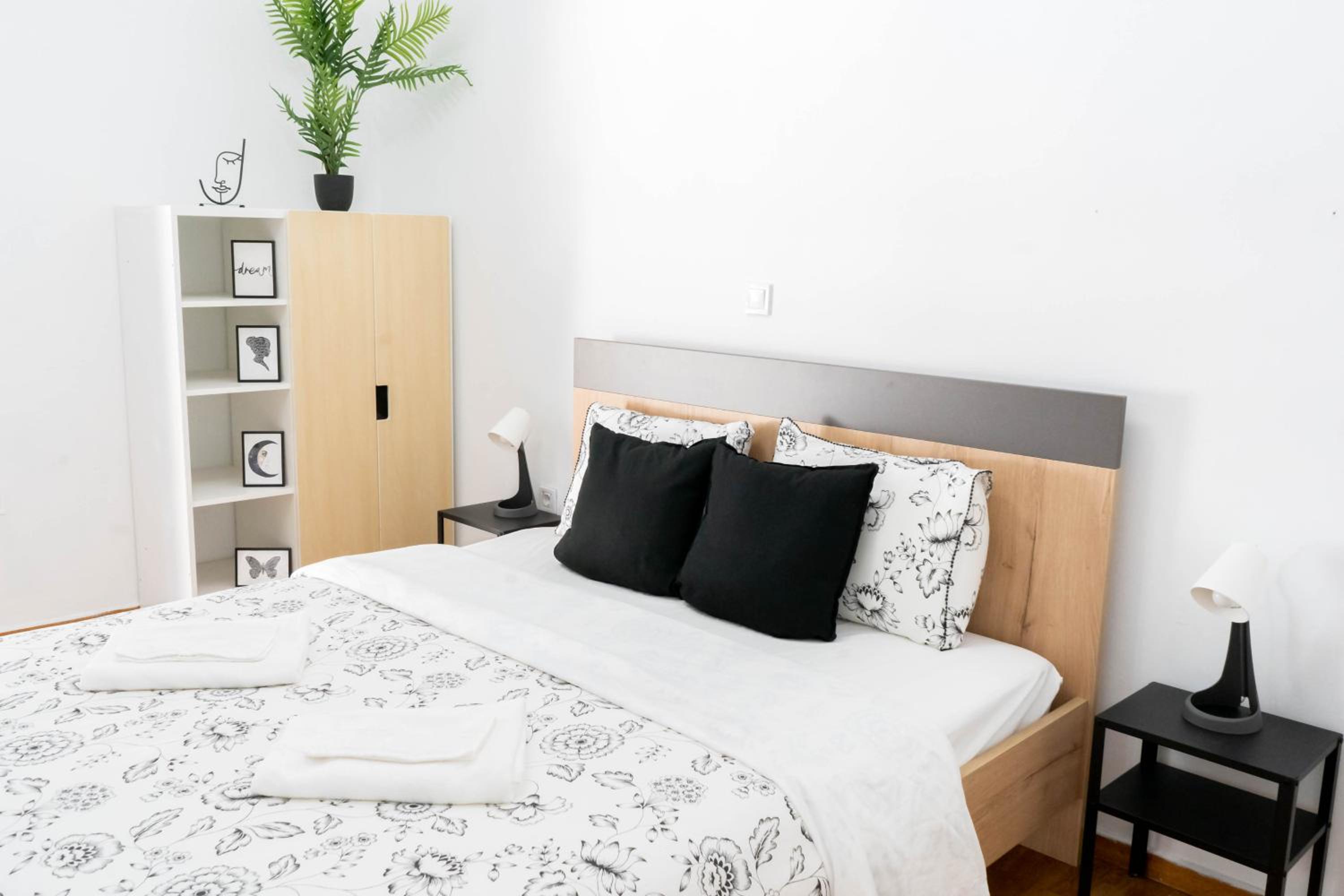 Acropolis View Apt, 8 min walk