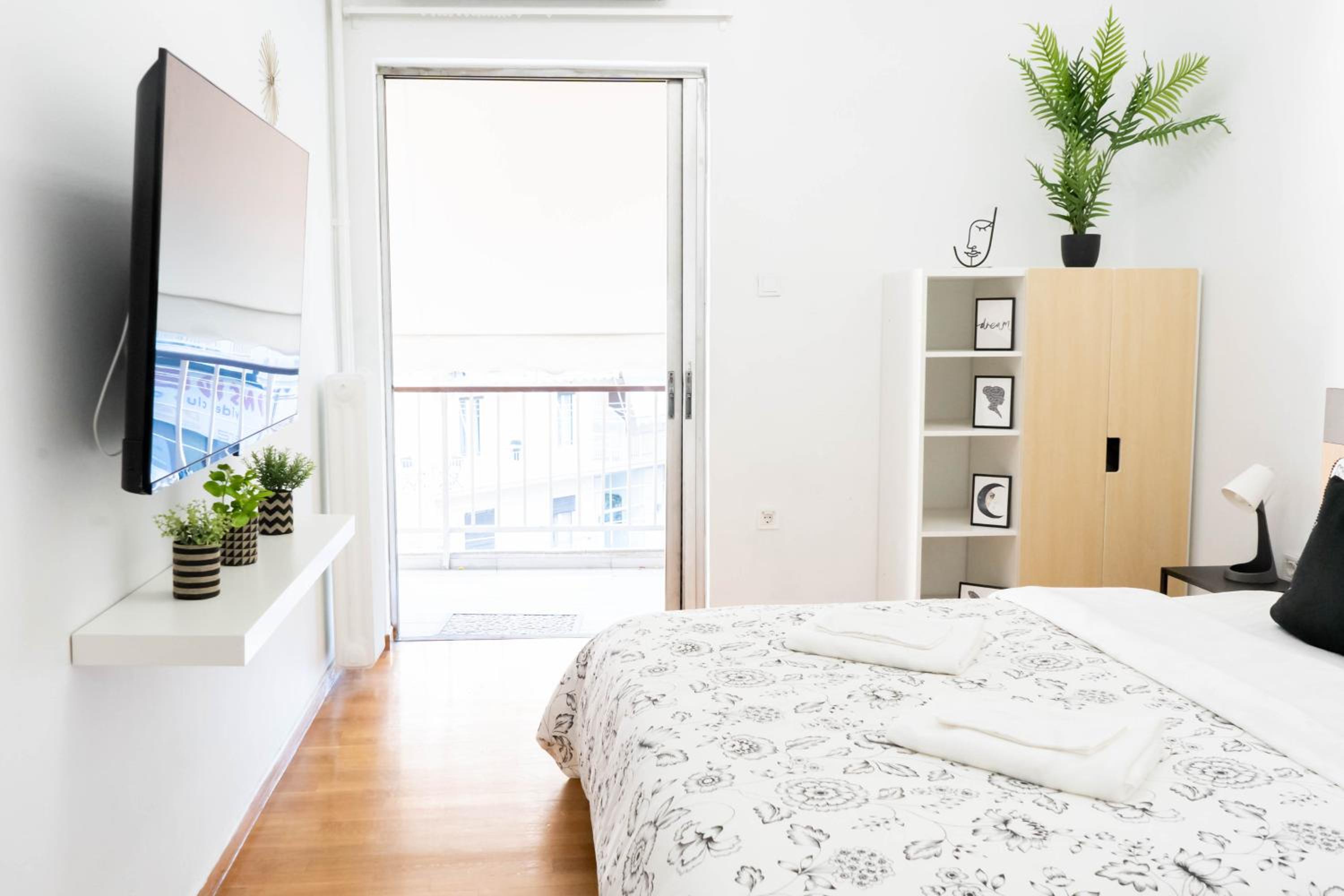 Acropolis View Apt, 8 min walk