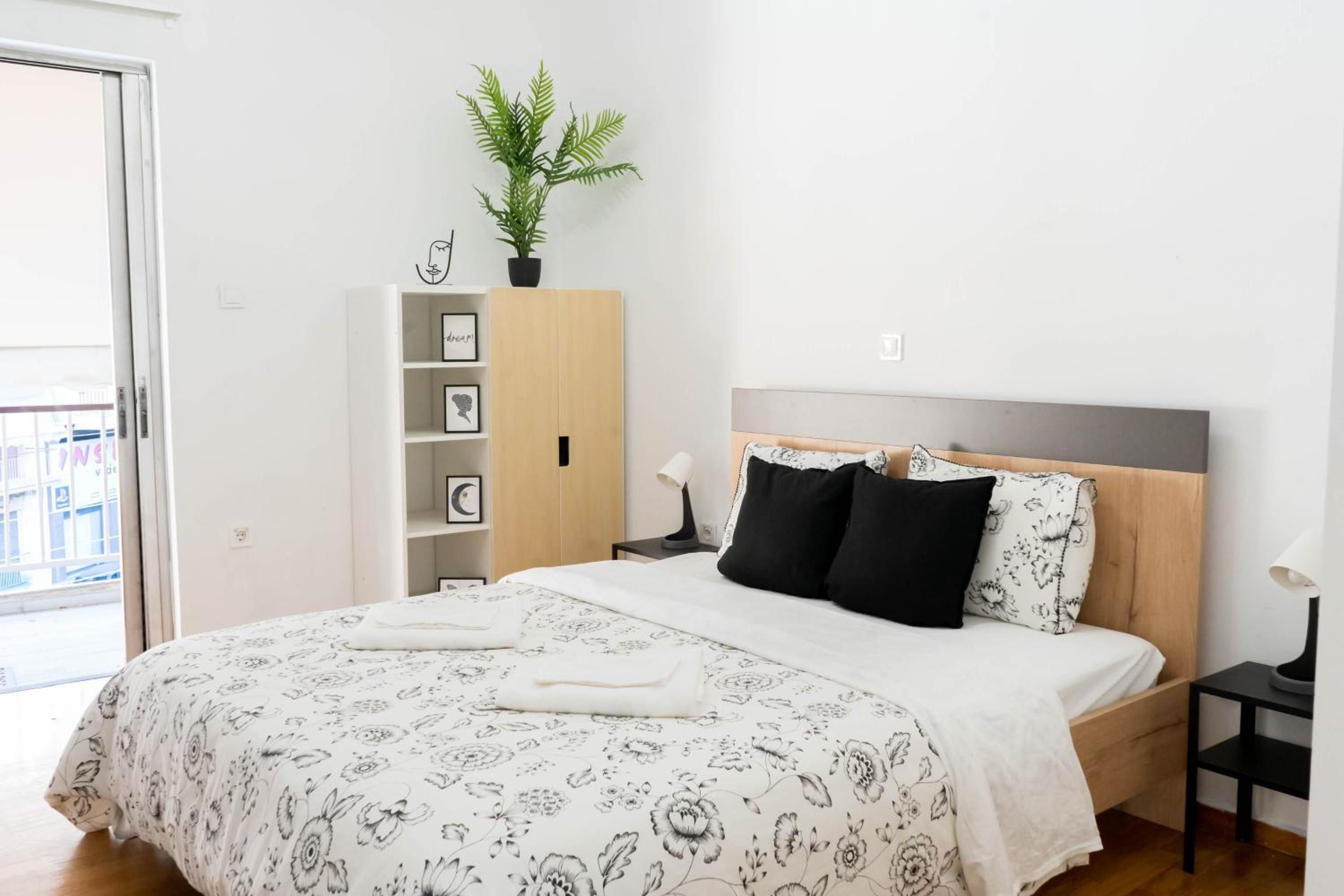 Acropolis View Apt, 8 min walk
