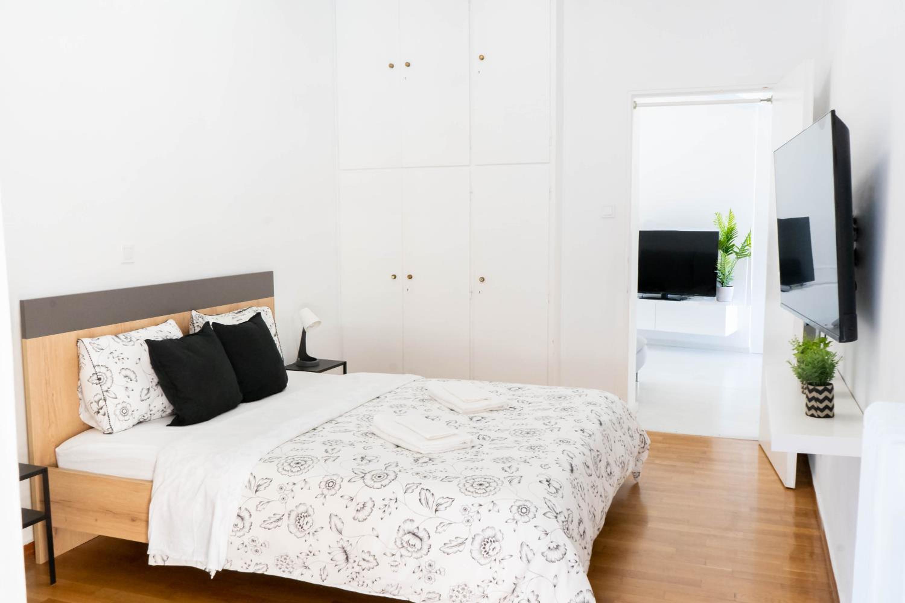 Acropolis View Apt, 8 min walk