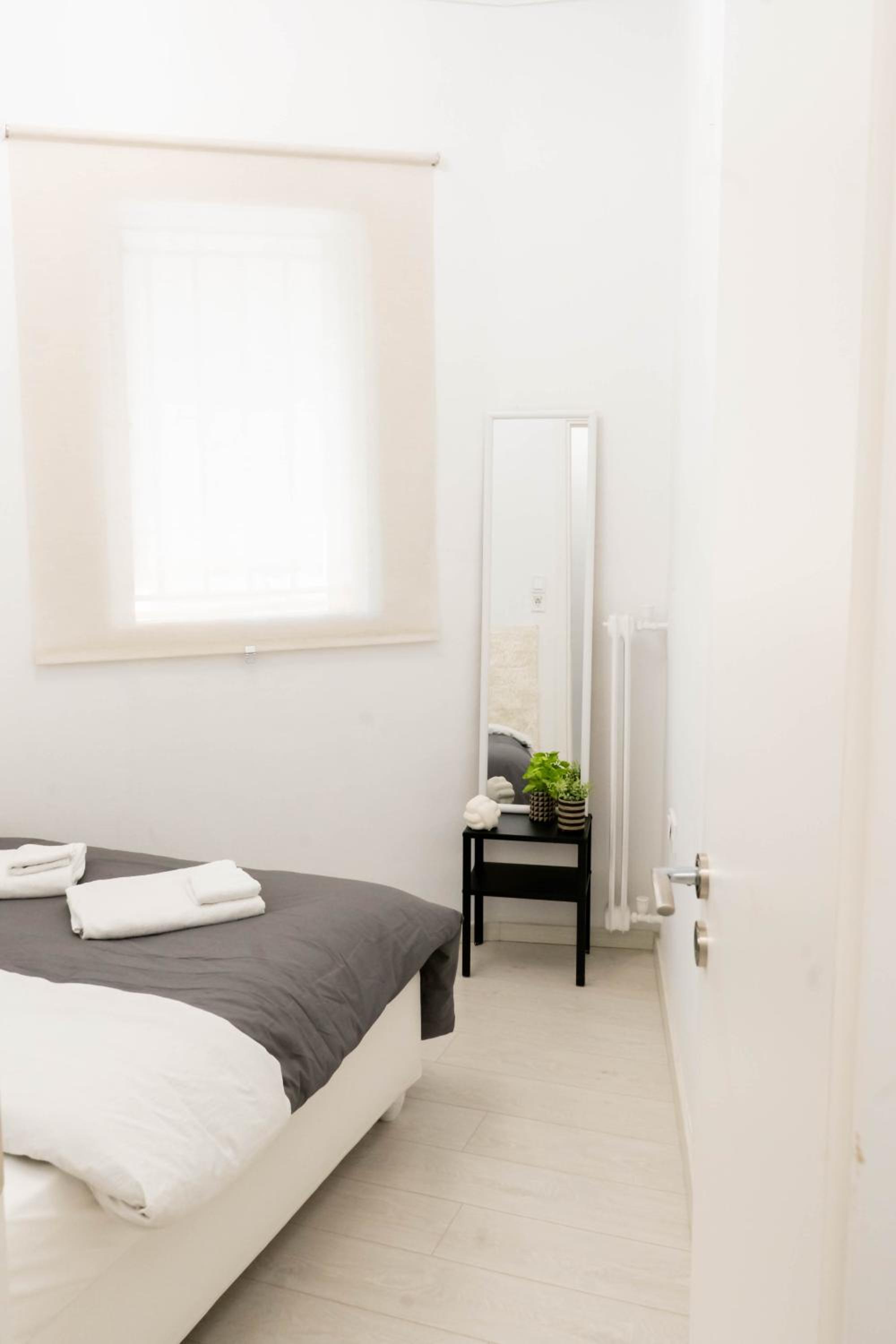 Acropolis View Apt, 8 min walk
