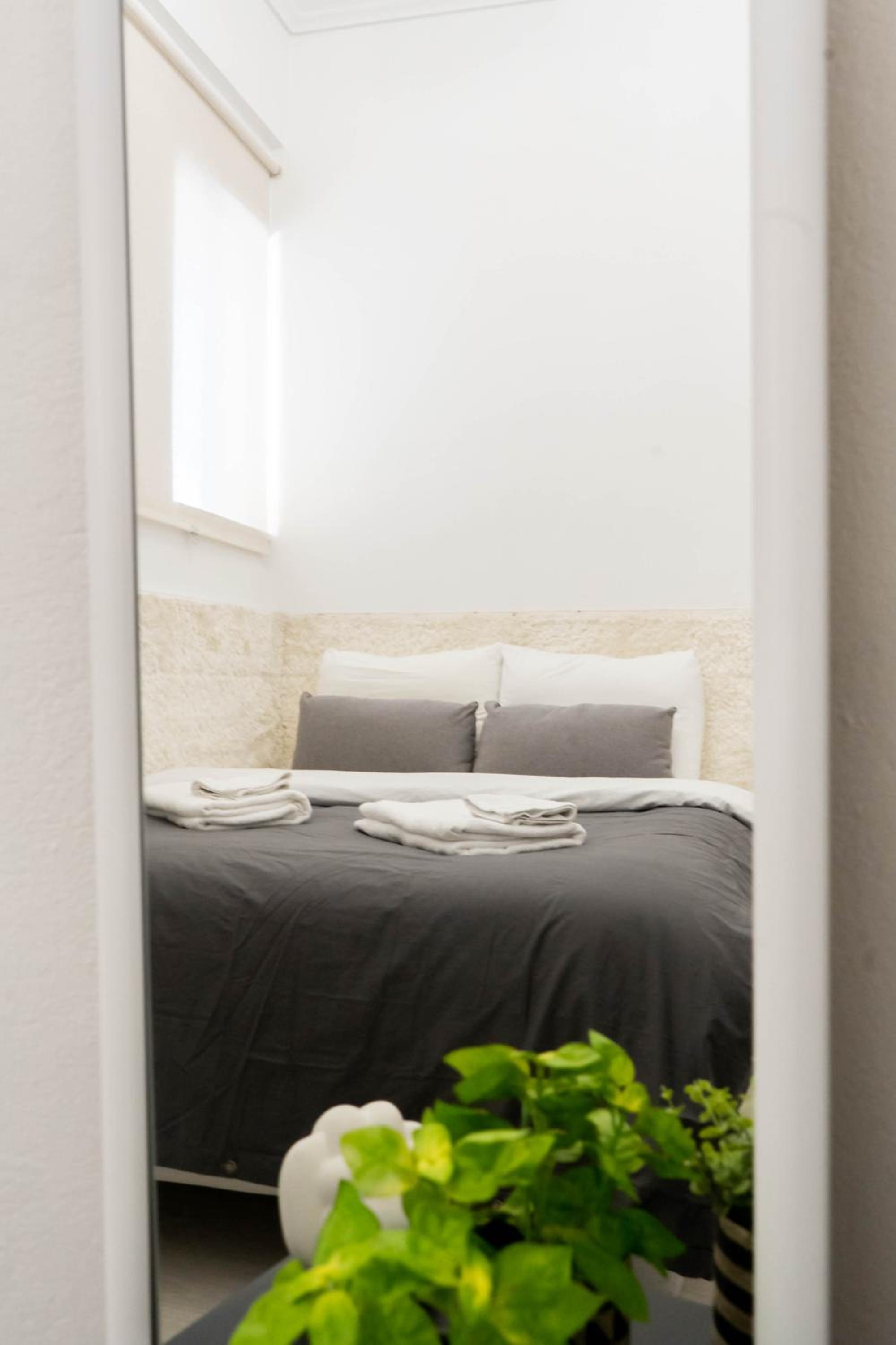 Acropolis View Apt, 8 min walk
