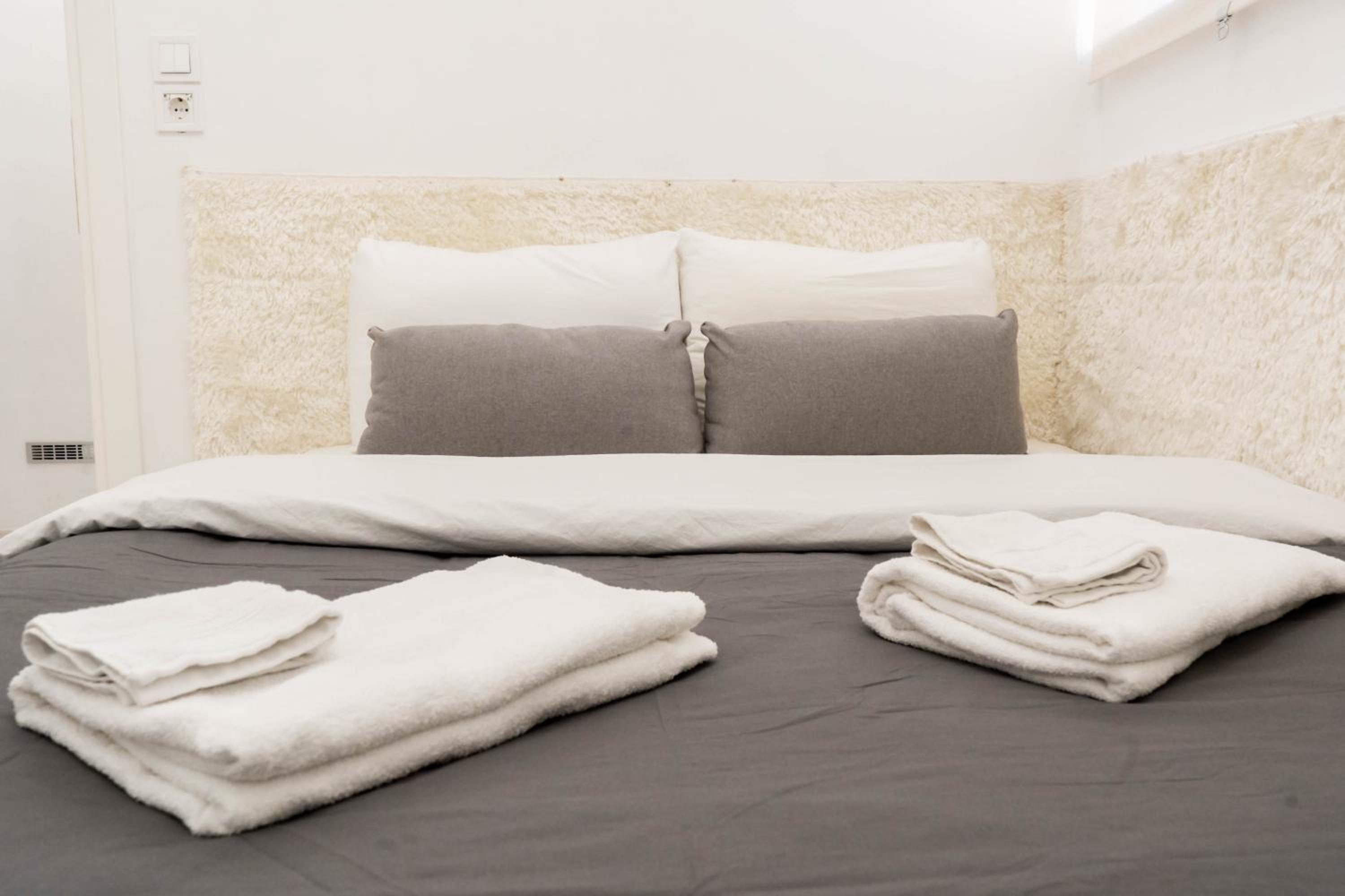 Acropolis View Apt, 8 min walk