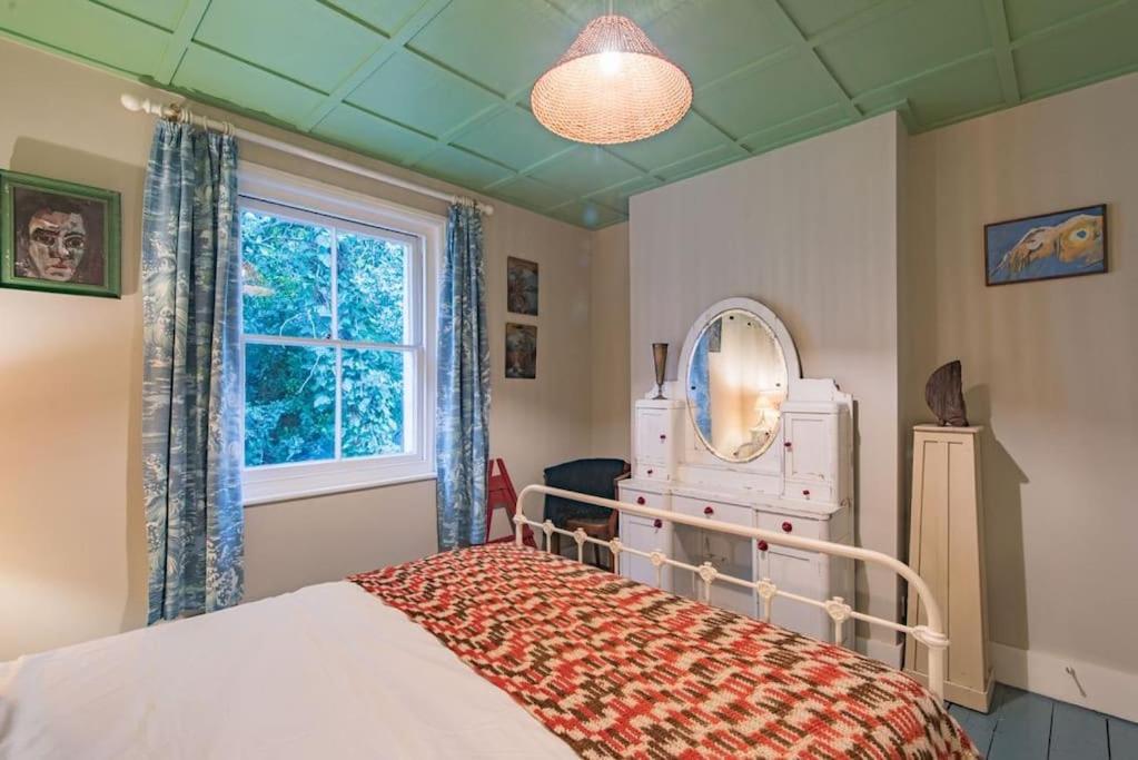 Folkestone Terrace - quirky vibe holiday home