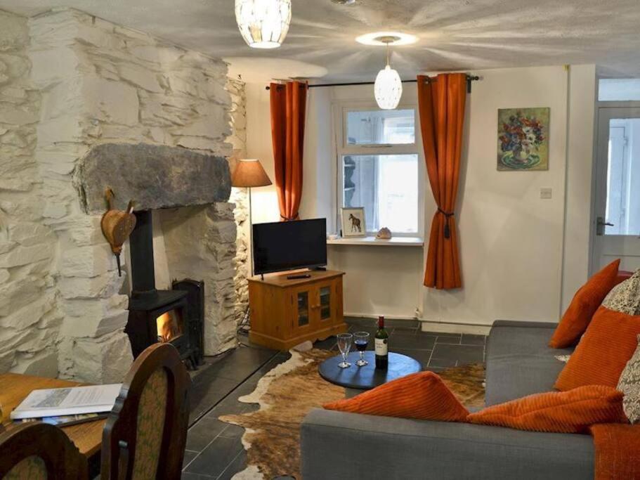 Cosy terrace cottage built into the mountain side. view 3