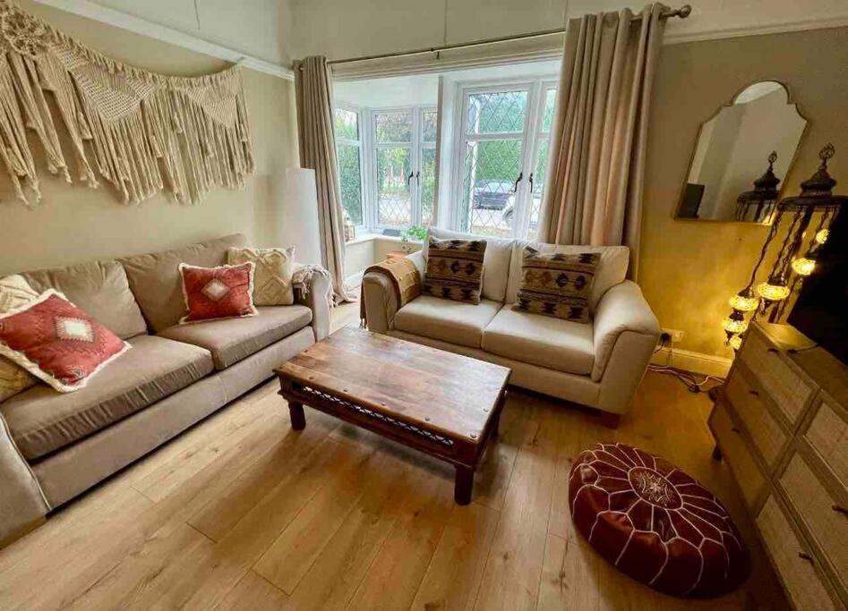 Beautiful flat sleeps 4 in Taplow Maidenhead Near Windsor and Ascot racecourses Near Legoland view 3