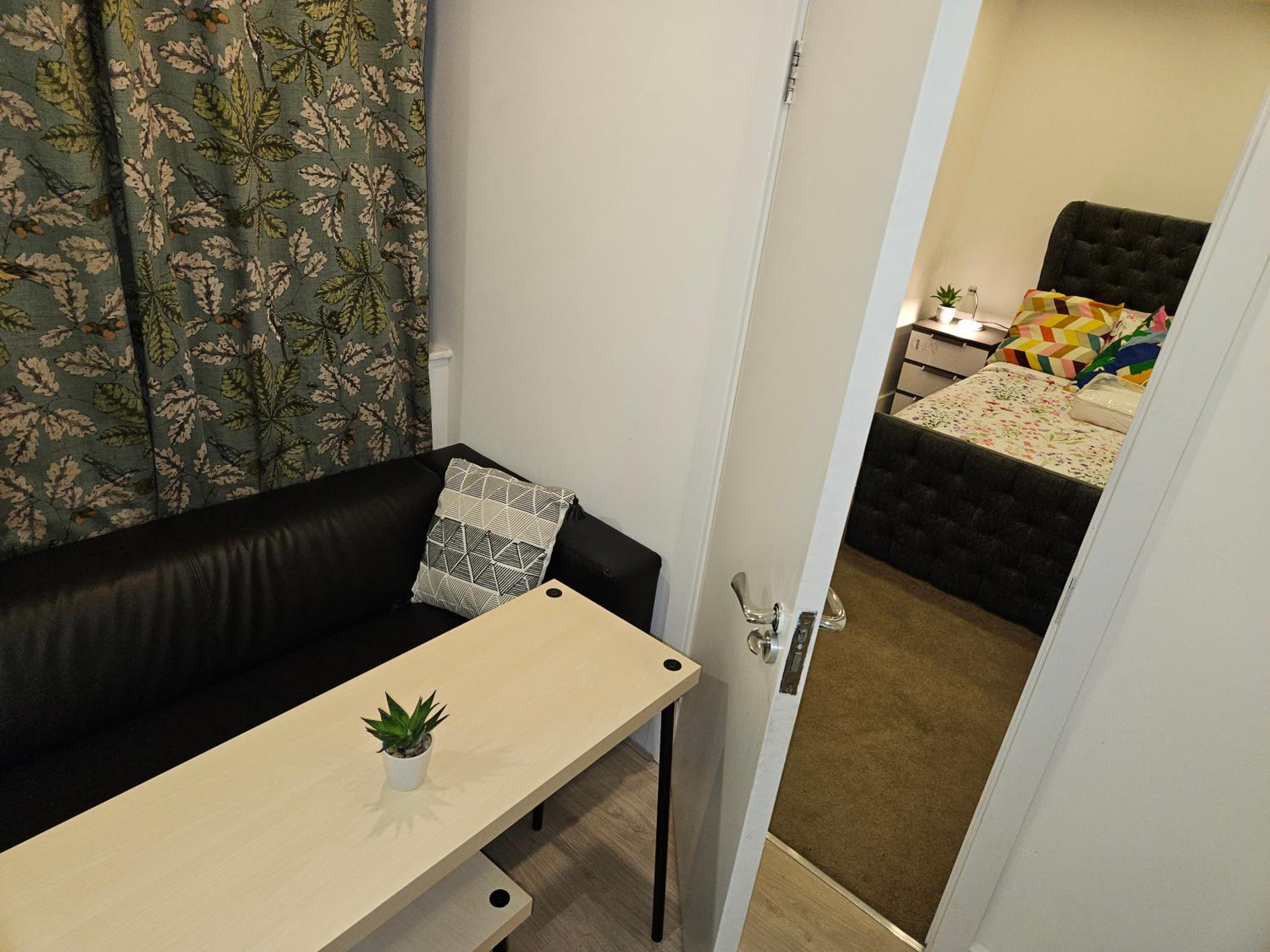 1 Bed Flat - Sleeps 2 - Parking - Garden