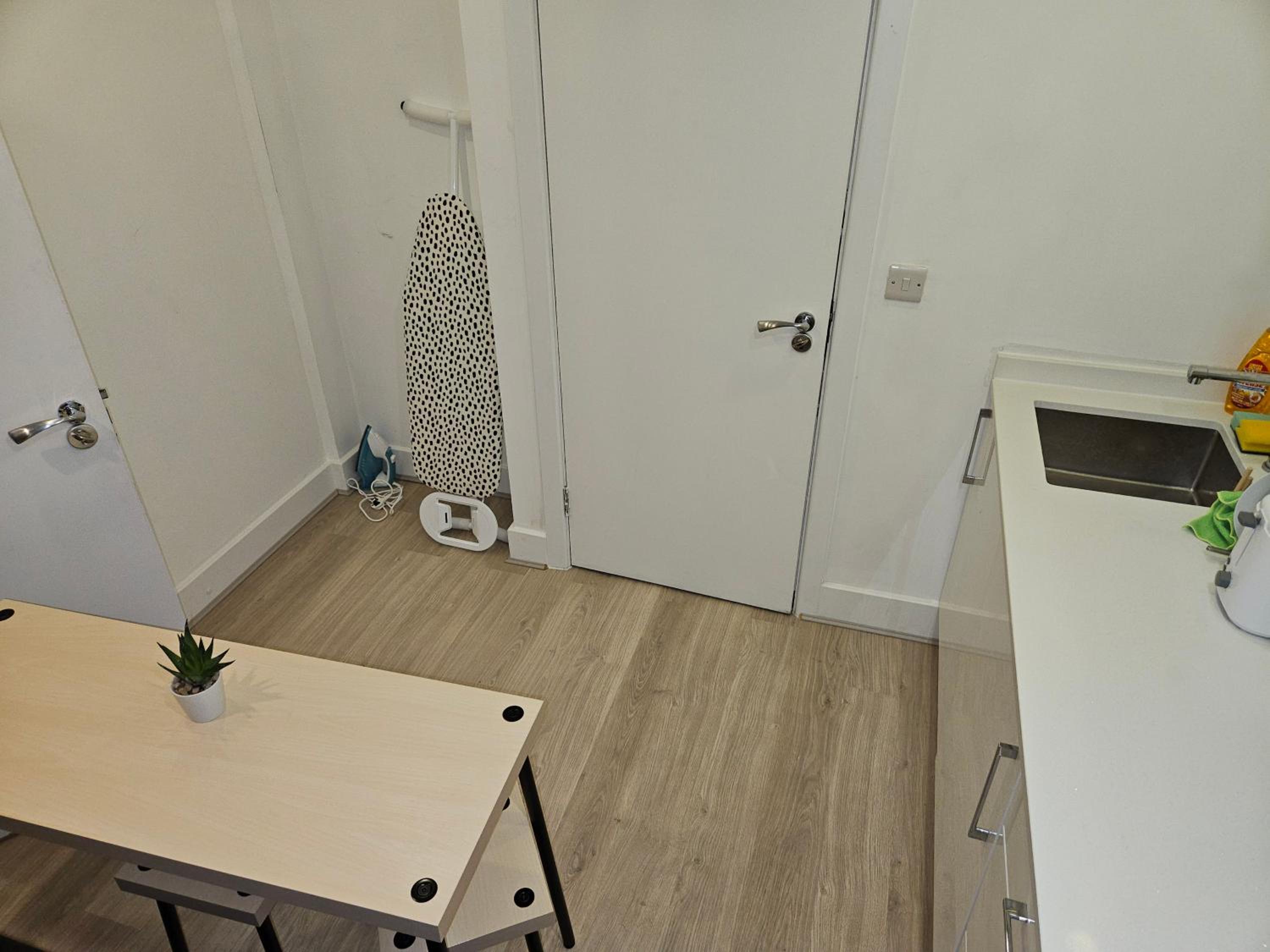 1 Bed Flat - Sleeps 2 - Parking - Garden