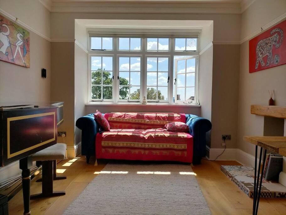 Beautiful peaceful 2bedr flat with skyline views view 3