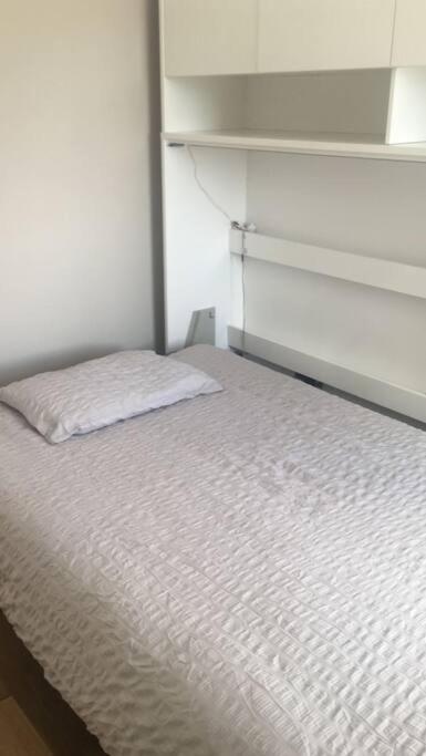 Beautiful peaceful 2bedr flat with skyline views view 4
