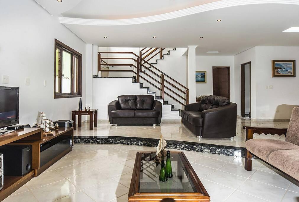 Casa confortável e ampla com piscina e bilhar!