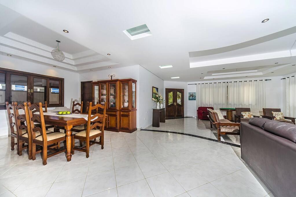 Casa confortável e ampla com piscina e bilhar!