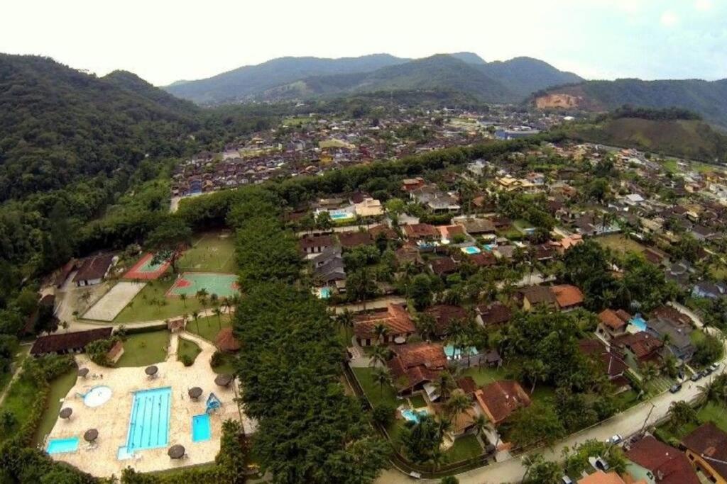Casa confortável e ampla com piscina e bilhar!