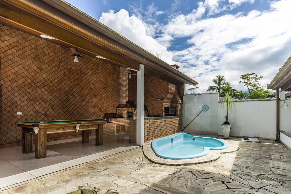Casa confortável e ampla com piscina e bilhar!