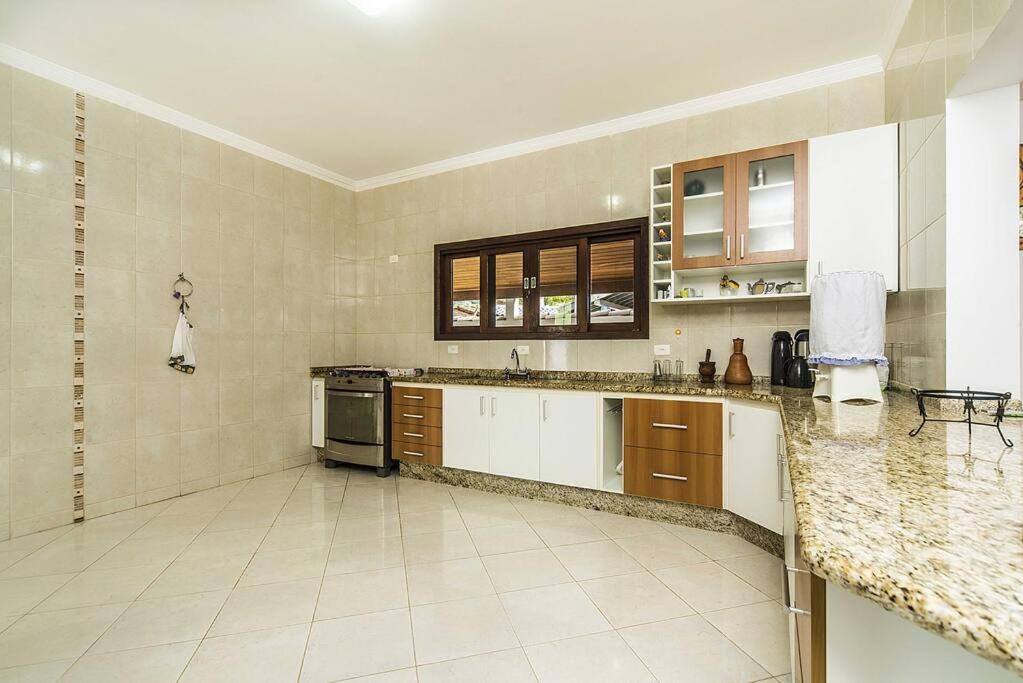 Casa confortável e ampla com piscina e bilhar!