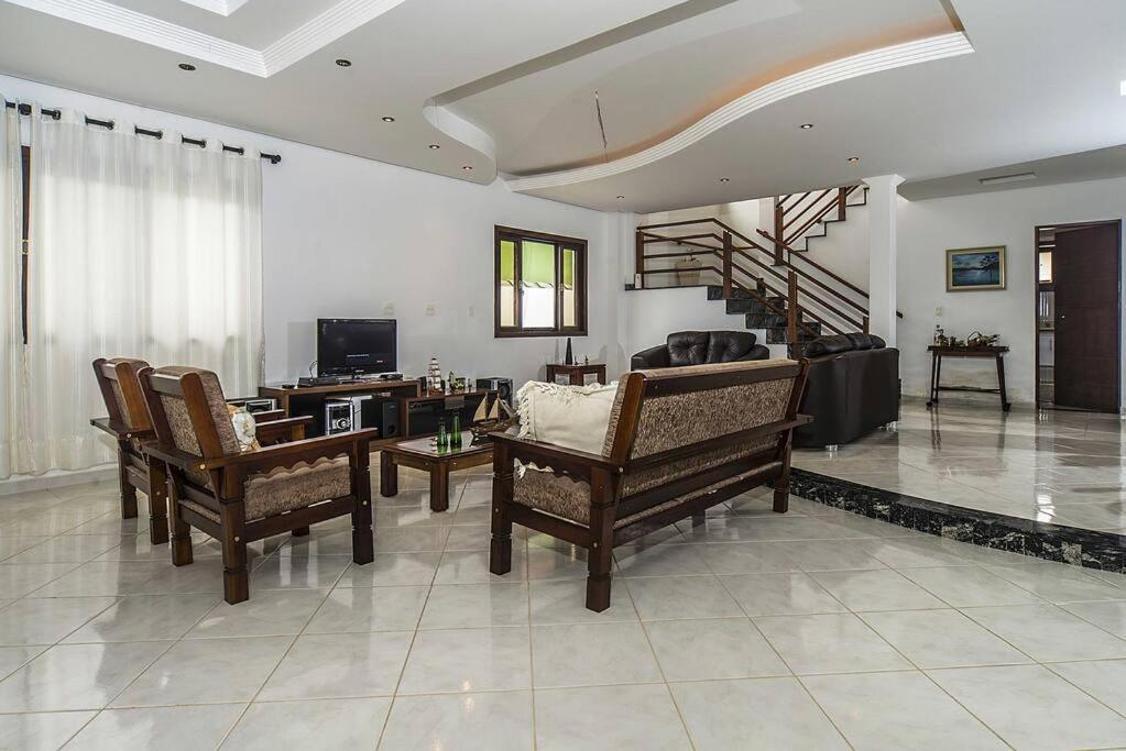 Casa confortável e ampla com piscina e bilhar!