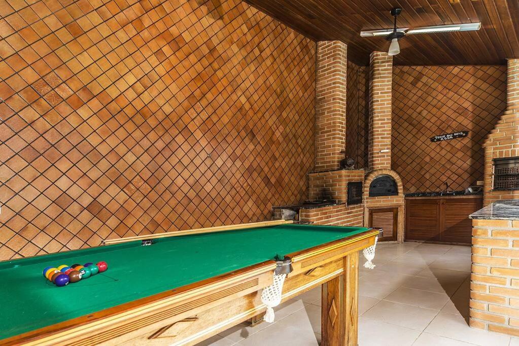 Casa confortável e ampla com piscina e bilhar!