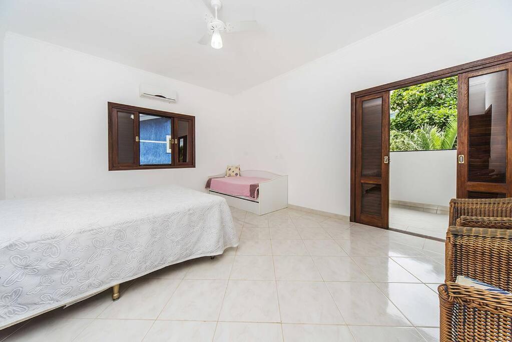 Casa confortável e ampla com piscina e bilhar!