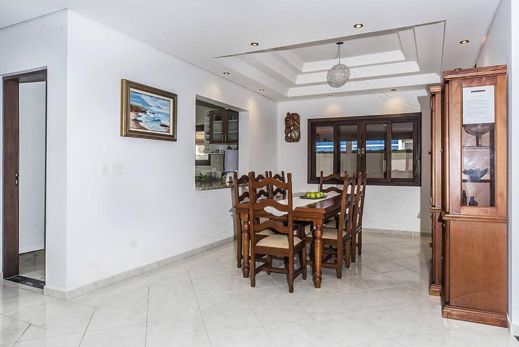 Casa confortável e ampla com piscina e bilhar!