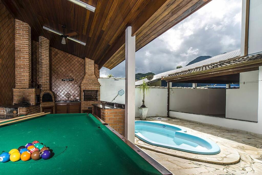 Casa confortável e ampla com piscina e bilhar!