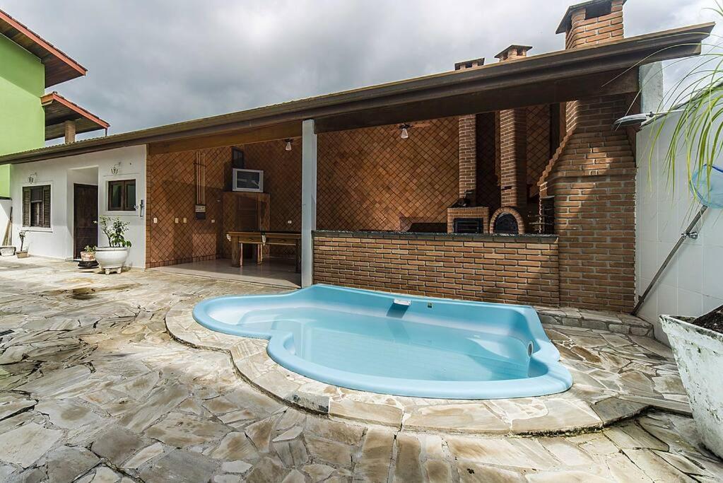 Casa confortável e ampla com piscina e bilhar!