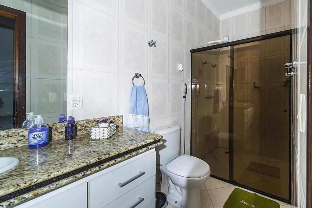 Casa confortável e ampla com piscina e bilhar!