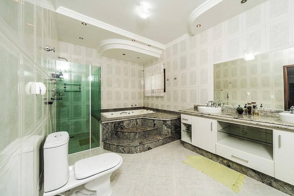 Casa confortável e ampla com piscina e bilhar!