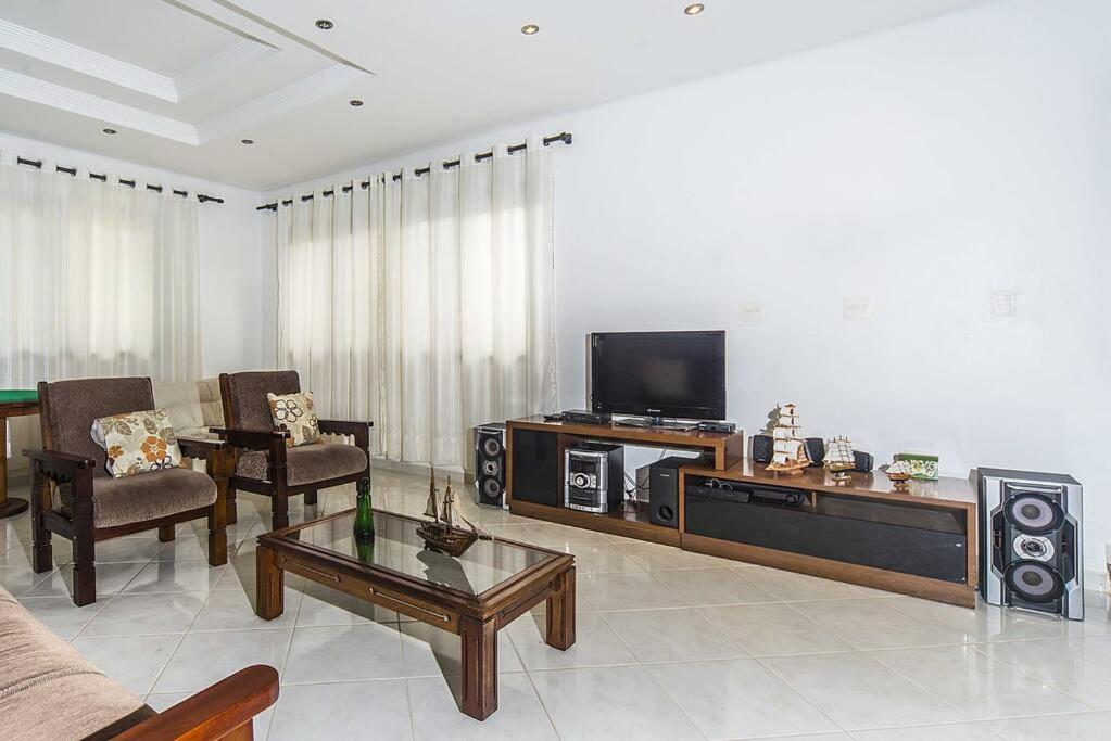Casa confortável e ampla com piscina e bilhar!